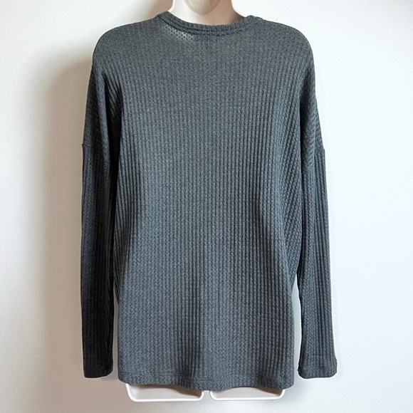 NEW Express Waffle Knit Scoop Neck Long Sleeve Pullover Top Gray high low M - Picture 5 of 8